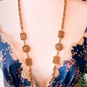 Vintage premier gold toned necklace